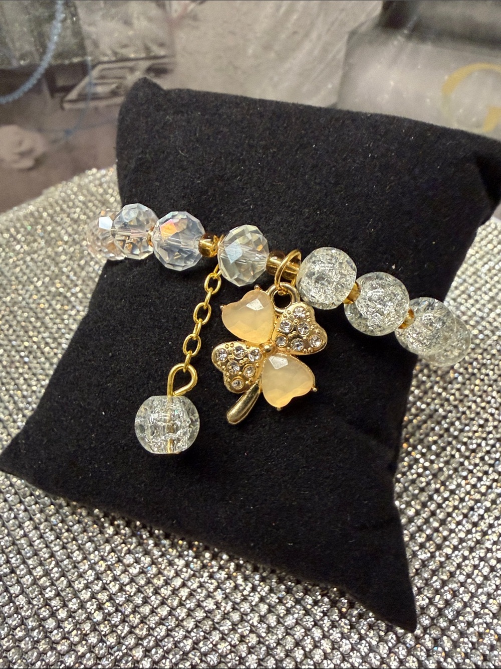 🦋5/$25🦋 Gold-Tone glass Bead Bracelet with Clover Charm - Clear/Gold. 🆕